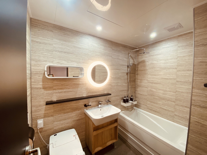 Bathroom 3, The Leeds Hotel, Dong