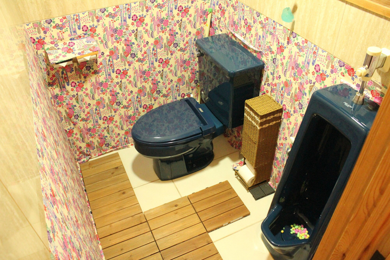 Bathroom 3, Okinawa Minshuku Kariyushi Honkan, Shirahama