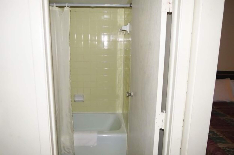 Bathroom 3, Affordable Hotel, DeKalb