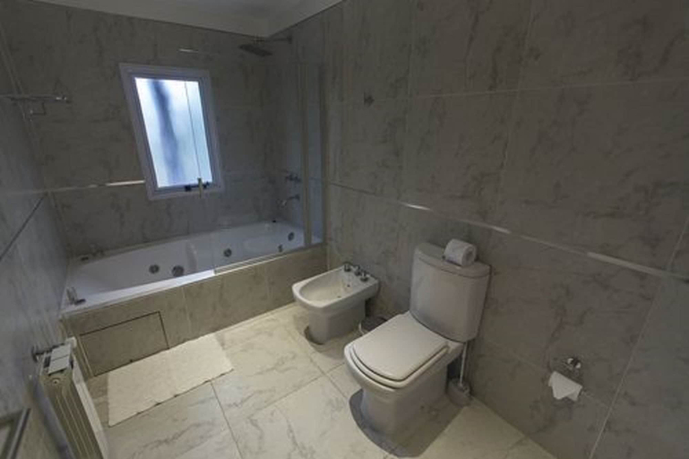 Bathroom, Howard Johnson by Wyndham San Pedro Resort & Marina, San Pedro