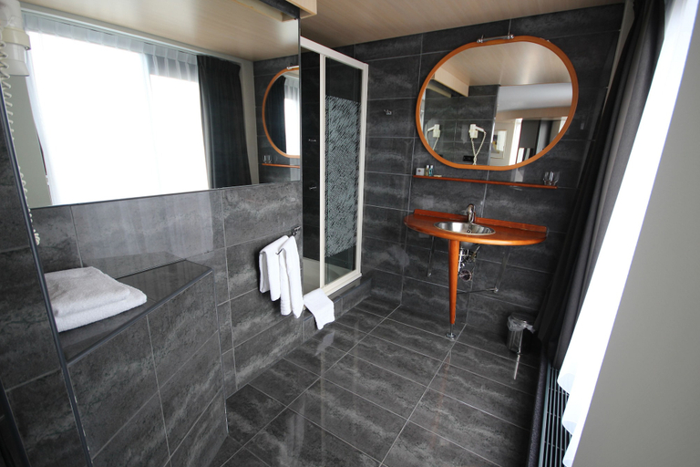 Bathroom 4, Hotel Iselmar, Lemsterland