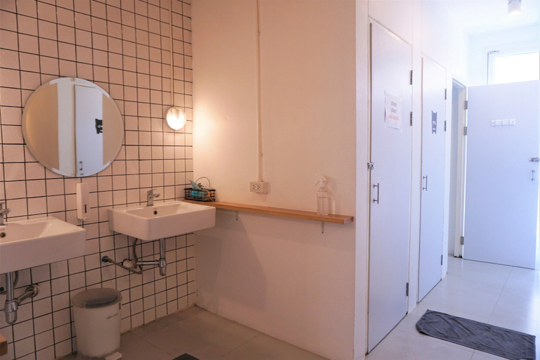 Bathroom 3, Two Gals And The Pig - Hostel, Muang Chiang Mai