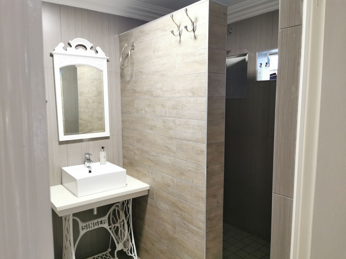Bathroom 5, At 98 on Lynburn Guest House, City of Tshwane