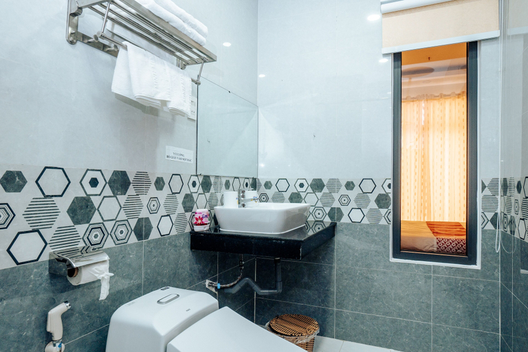 Bathroom 5, Minh Minh Nam Hotel, Cái Răng