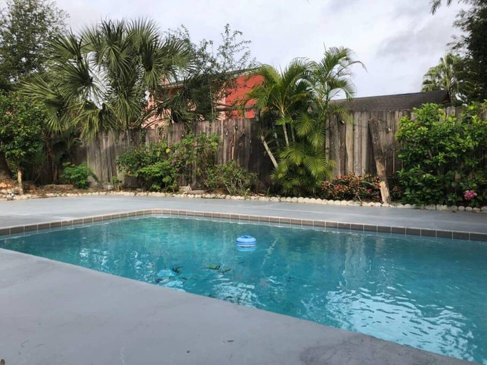 Sport & Beauty, 6151 Sandcrest · Next to Universal. Pool Sleep 9. Walk to Park, Orange