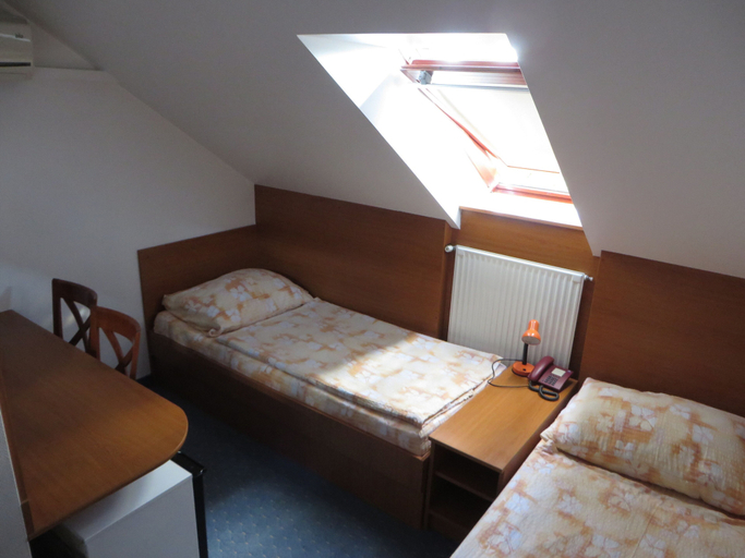 Bedroom 2, Hotel Arnold, Tata