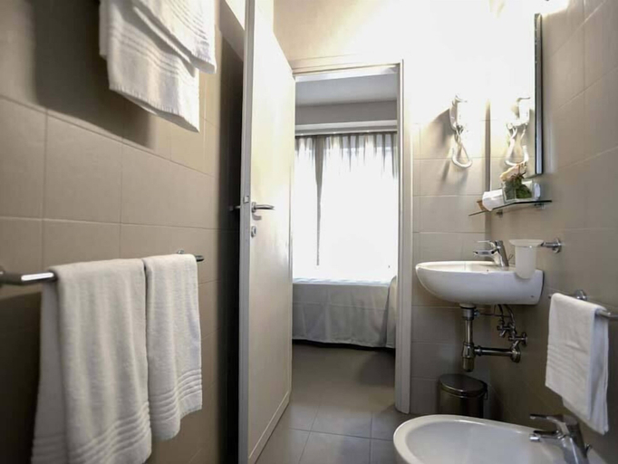 Bathroom 4, Hotel Crystal, Lucca