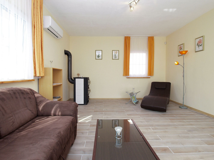 Others 5, Apartment 1840, Bale