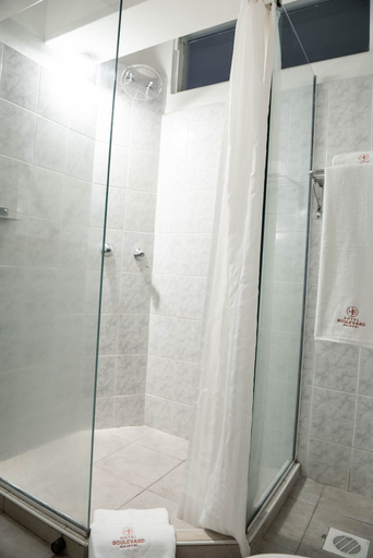 Bathroom 4, Hotel Boulevard Nairobi, City Centre CBD, Starehe