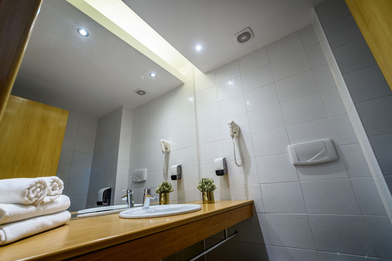 Bathroom 2, Hotel Andy KM 36, Gaiseni