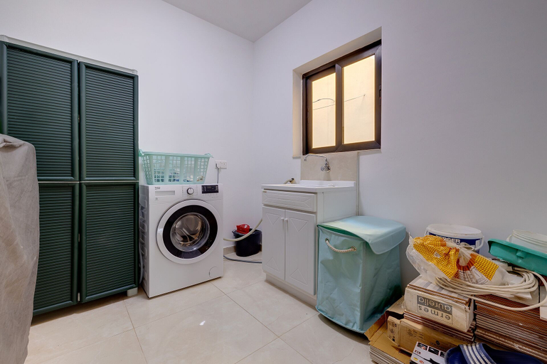 Bathroom 4, Stylish, Bright and Airy Apart in Central Bugibba, Saint Paul's Bay
