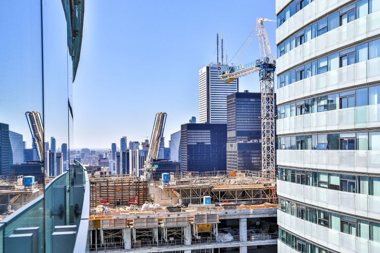 Others 5, Brilliant High-Rise 2 Bed and Parking, Toronto
