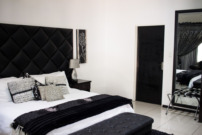 Bedroom 3, Big Ben Lodge, Capricorn