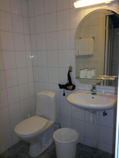 Bathroom 3, Petrines Guesthouse, Norddal