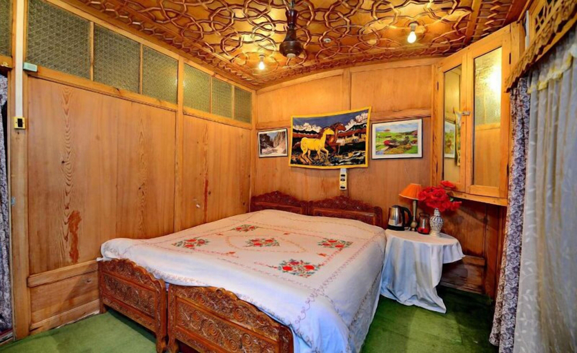 Bedroom 2, Golden Crest Houseboats, Srinagar