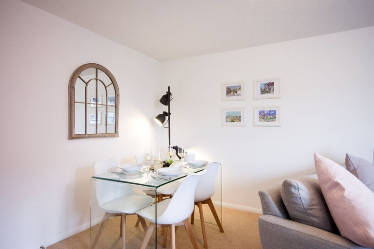 Others 3, Luxurious & Modern Home, Oxfordshire