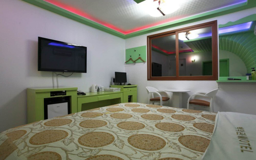 Bedroom 5, Whitehouse Motel, Seosan