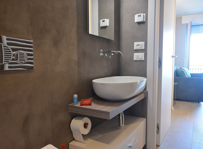 Bathroom 4, Leonardo Walsh Apartment With Lake View, Verona