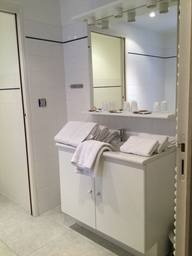 Bathroom 5, Mado, Somme