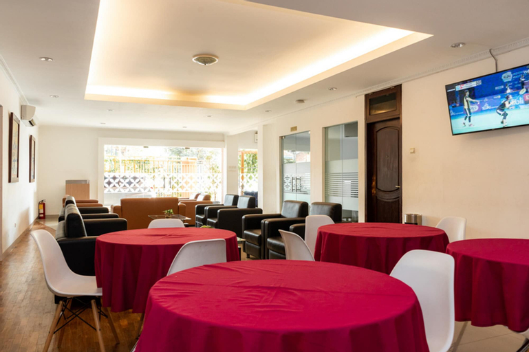 Food & Drinks 5, RedDoorz Plus Syariah near Java Supermall Semarang 2, Semarang