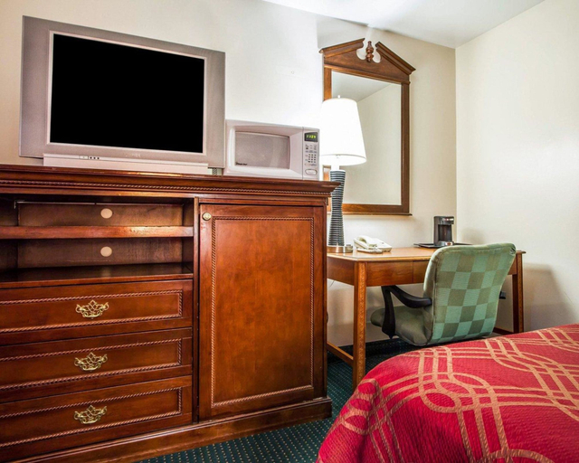 Bedroom 4, Rodeway Inn & Suites Brunswick near Hwy 1, Cumberland