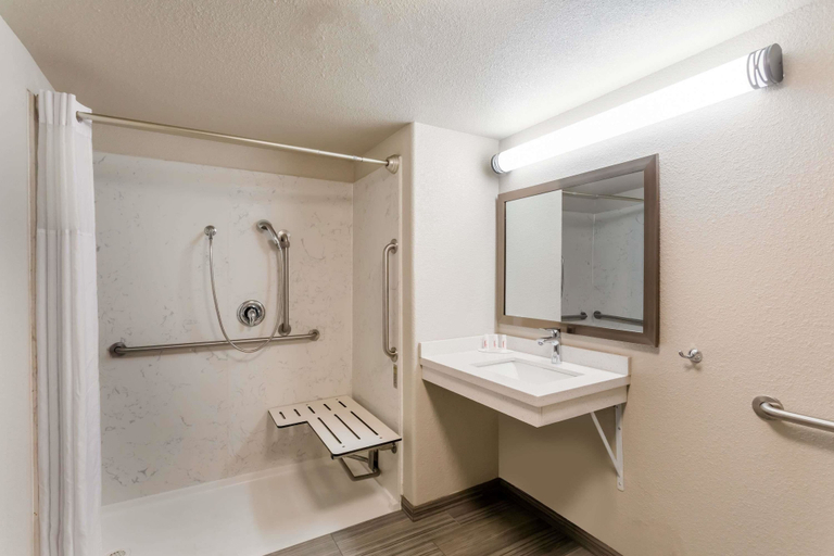 Bathroom 4, Days Inn by Wyndham Yosemite Area, Fresno