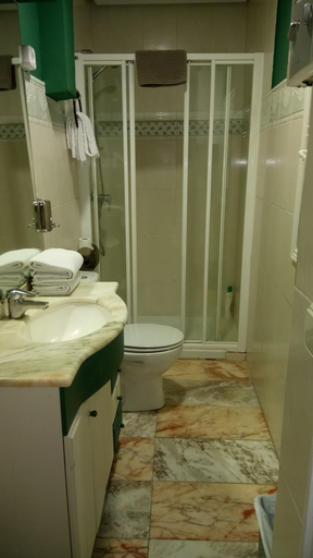 Bathroom 4, Pensión Navarra, Madrid