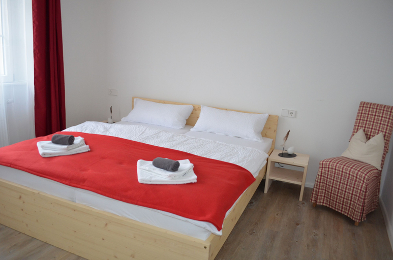 Bedroom 3, Cafe Verkehrt - Kultur Genuss Hotel, Waldshut