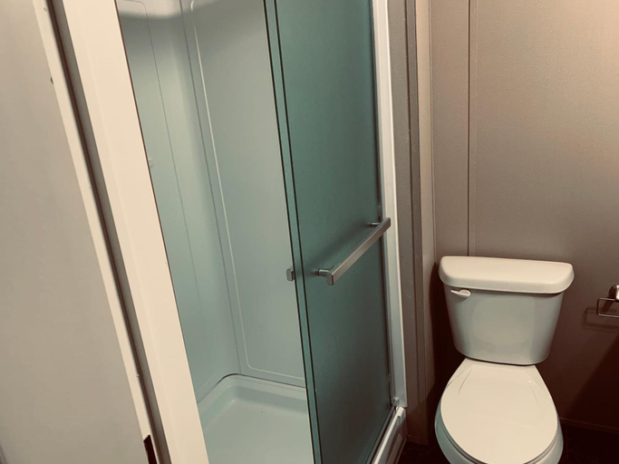 Bathroom 3, Monahans Country Inn, Ward