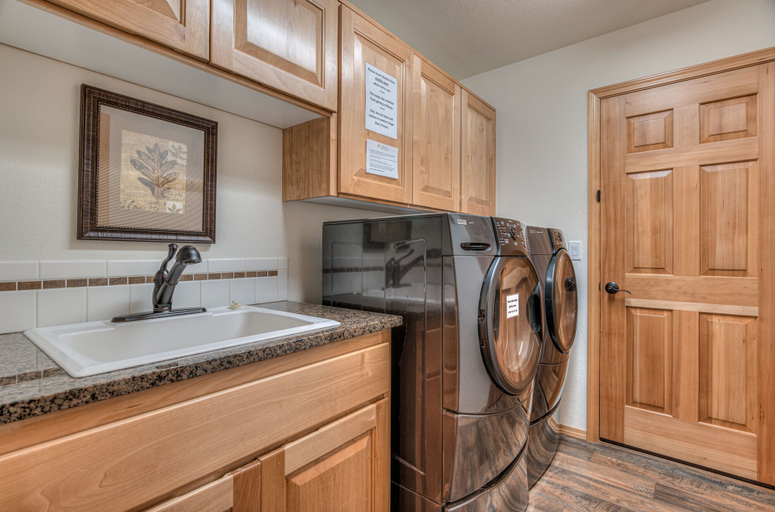 Bathroom 4, Gosling Lane 6, Deschutes