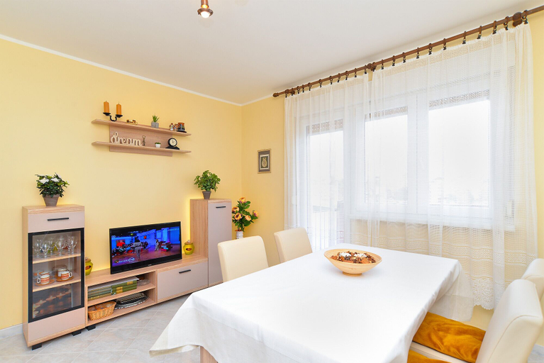 Others 4, Apartment 1987, Pula