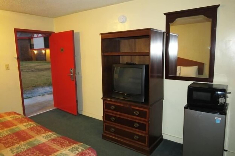 Bedroom 2, Affordable Hotel, DeKalb