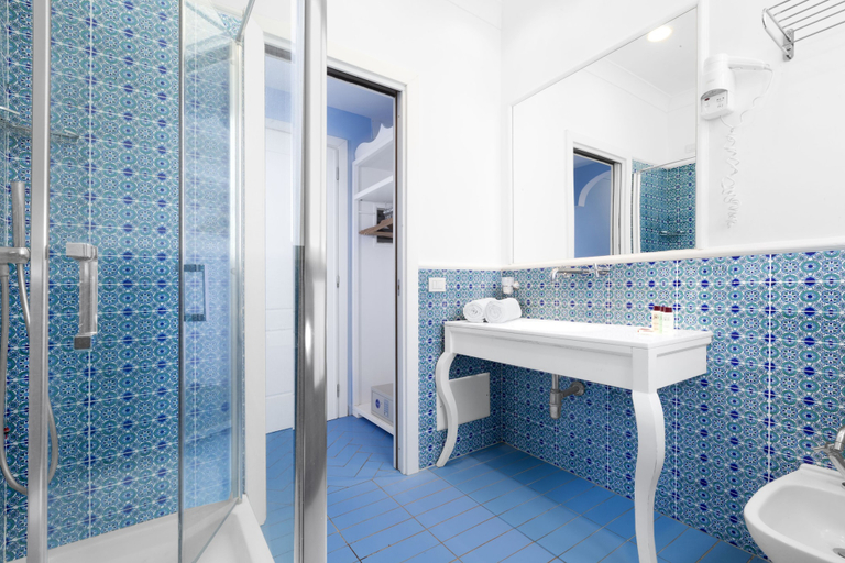 Bathroom 3, Hotel La Bougainville, Salerno