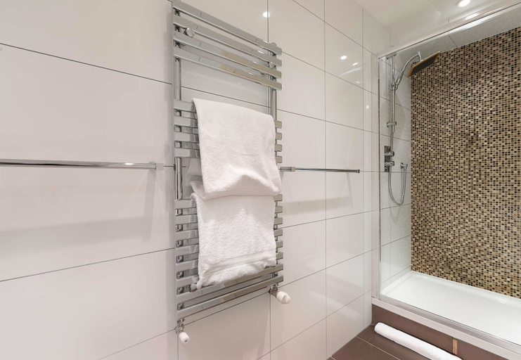 Bathroom 4, D'Arblay Street, London