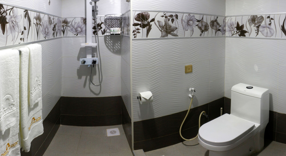 Bathroom 5, Madinat Al Bahr Business & Spa Hotel, Magharibi