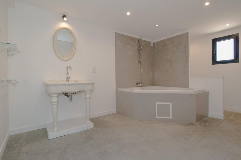 Bathroom 5, Mas de la Gramillère, Bouches-du-Rhône