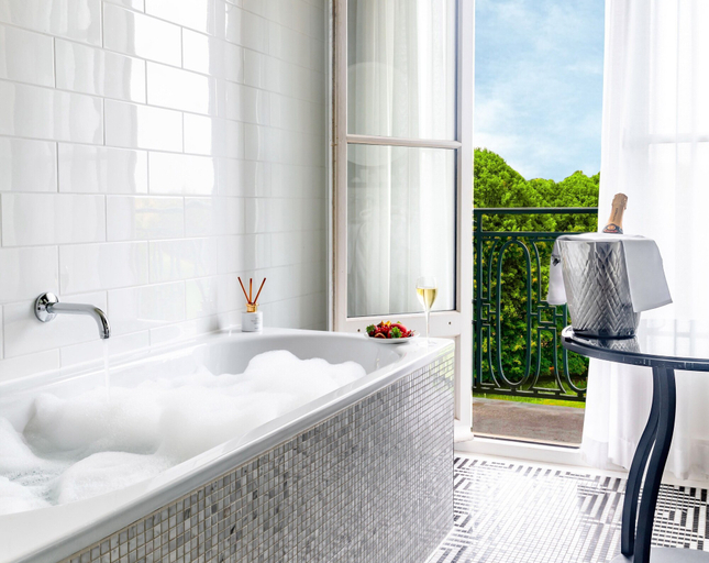 Bathroom 5, Waldorf Astoria Versailles - Trianon Palace, Yvelines