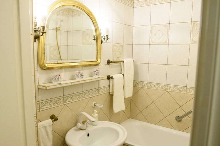 Bathroom 2, Golden Center Apartment, Warsaw
