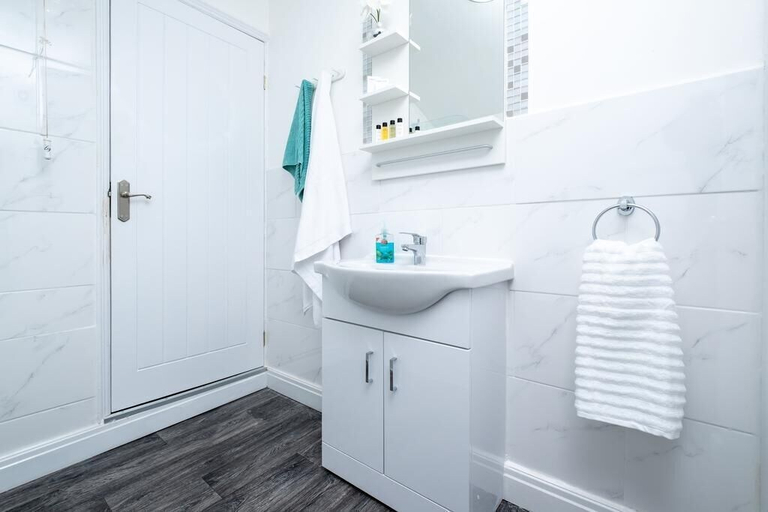 Bathroom 2, Bachuss Lodge, Birmingham