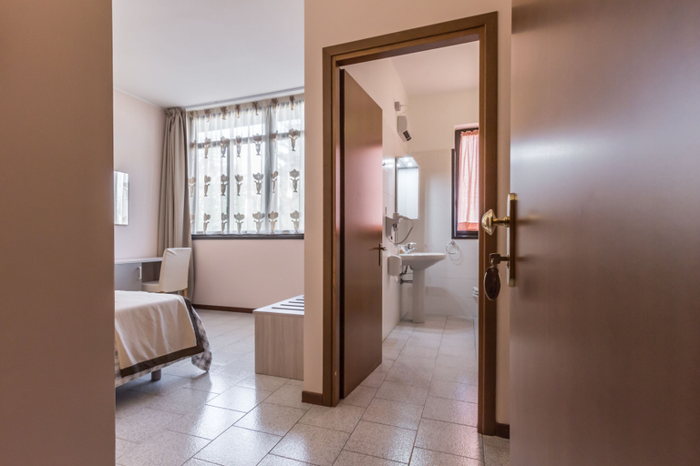 Bedroom 2, Hotel Maris, Parma