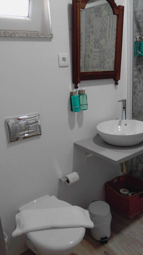 Bathroom 3, Casa do Castelo, Sernancelhe