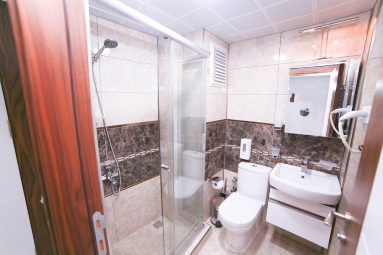 Bathroom 5, The Best Residence, Merkez