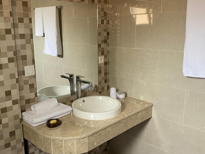 Bathroom 4, Fly Inn Madagascar Hotel, Analamanga