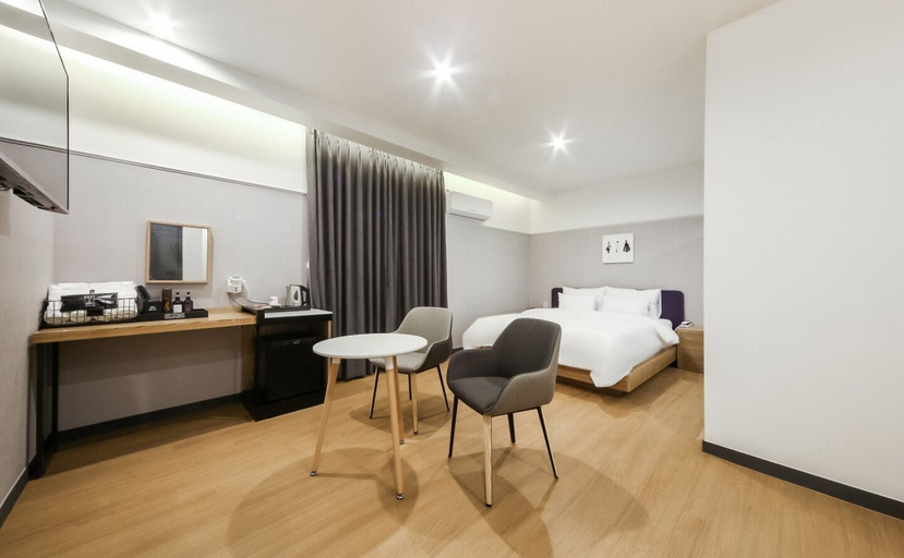 Others 4, Gray 194 Hotel, Dong