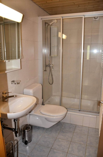 Bathroom, Tio Pepe OG, Goms