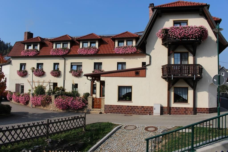 Exterior & Views 13