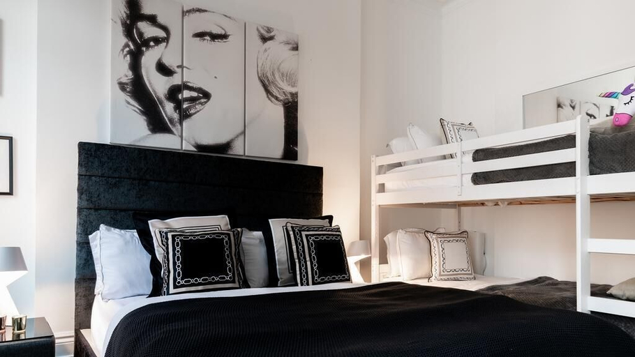 Bedroom 2, Moments, London