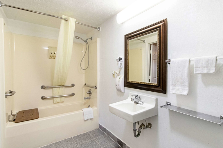 Bathroom 4, Quality Inn & Suites Dickson, Dickson