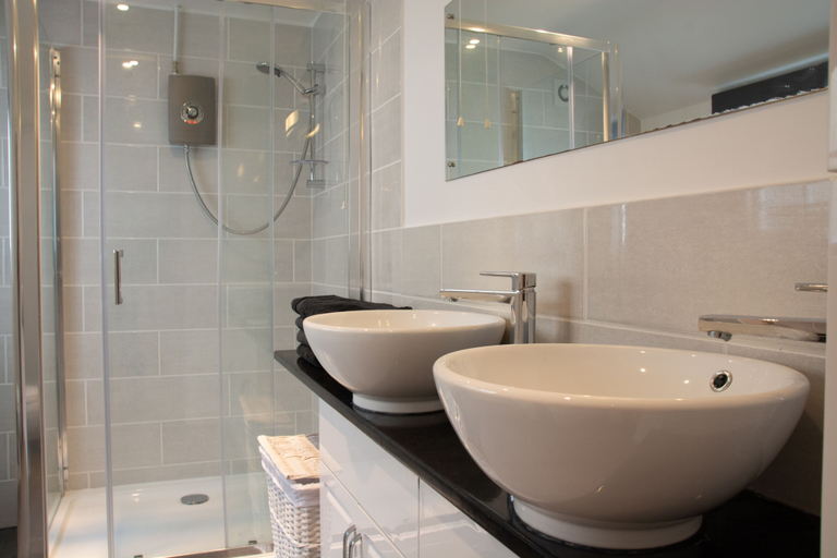 Bathroom 3, City Center Quiet Hidden gem, Kent