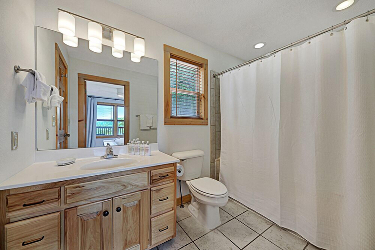 Bathroom 3, One In A Million, Sevier
